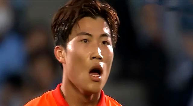 包含曼城场边指挥情绪激动，申花队员怒摔水瓶！的词条